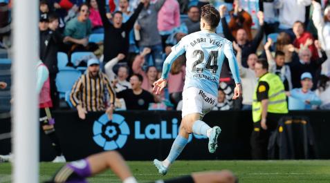 El centrocampista del Celta de Vigo Gabri Veiga celebra tras anotar el 3-0 ante Real Valladolid