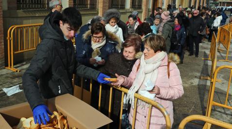 Decenas de personas esperan su turno para coger las tostadas de pan Decenas de personas esperan su turno para coger las tostadas de pan