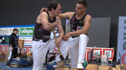 Iker Vicente anima a Jon Rekondo después de una de las pruebas del campeonato