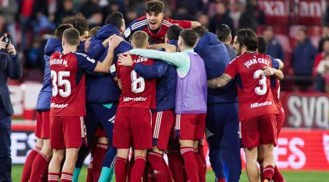 Celebración de la victoria sobre el césped del Sánchez Pizjuán Sevilla - Osasuna en directo