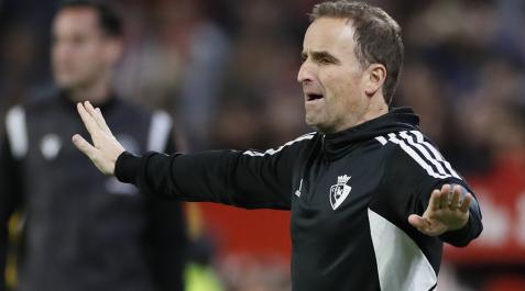 Jagoba Arrasate, entrenador de Osasuna, pide calma a sus jugadores en el Sánchez Pizjuán Jagoba Arrasate