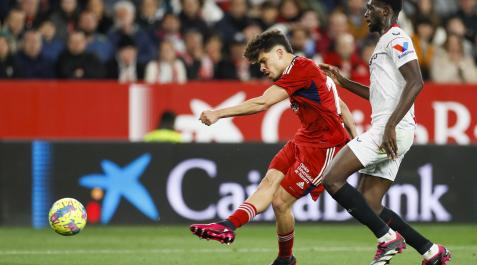 Momento en el que Abde dispara a puerta y bate a su compatriota Bono Sevilla - Osasuna