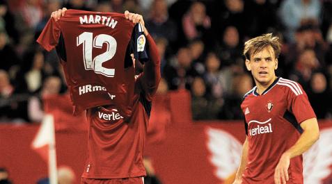 barja Kike Barja muestra la camiseta con el nombre de Martín, el joven de 18 años fallecido por leucemia