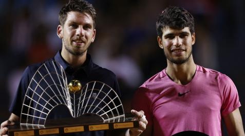 carlos-alcaraz El tenista británico Cameron Norrie celebra con el trofeo del Abierto de tenis de Río junto a Carlos Alcaraz