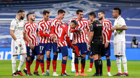 Gil Manzano tras expulsar a Ángel Correa en el partido entre Real Madrid y Atlético Gil Manzano tras expulsar a Ángel Correa en el partido entre Real Madrid y Atlético
