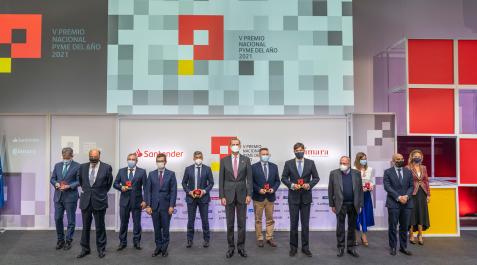 santander Ganadores de los Premios Pyme 2021 con el rey Felipe VI