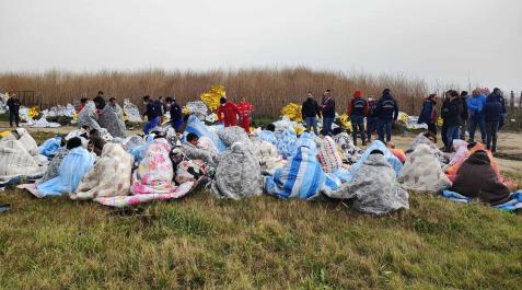 naufragio migrantes calabria Migrantes rescatados envueltos en una manta en Steccato di Cutro, después de que su barco se hundiera frente a la región de Calabria, en el sur de Italia