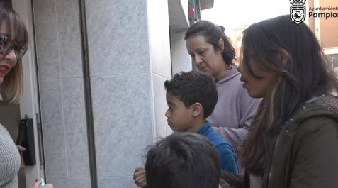 pictogramas coworkids Niños de COworkids Milagrosa visitan comercios y entidades del barrio para instalar nuevos pictogramas