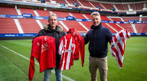Jon Andoni Goikoetxea, exjugador de Osasuna, Athletic Club y Barça entre otros, e Iñigo Larrainzar, exfutbolista de 	Osasuna y Athletic, posan con las camisetas de los clubes que disputarán la ida de la semifinal en El Sadar.