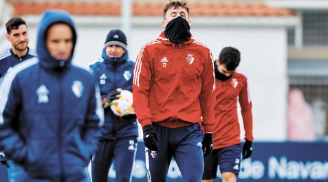 Entrenamiento de Osasuna Ante Budimir, pensativo en un momento del entrenamiento en la fría mañana de este lunes, 27 de febrero, en Tajonar.