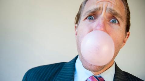 CHICLE Hay estudios que indican que el propio hecho de mascar chicle y su sabor influyen sobre los niveles de cortisol, la hormona del estrés, producida por las glándulas adrenales