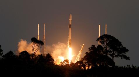 SpaceX-Falcon-9 Lanzamiento del cohete Falcon 9 desde Cabo Cañaveral, en Florida, para llevar una nueva flota de satélites de comunicaciones Starlink