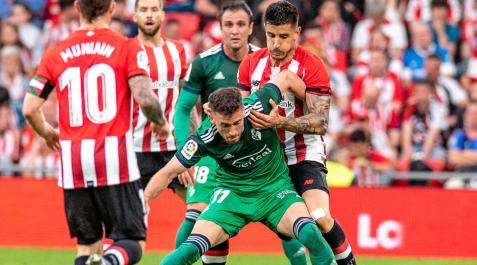 Kike Barja en un duelo contra el Athletic Club Kike Barja en un duelo contra el Athletic Club