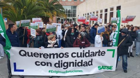 Cerca de un centenar de profesionales de Enfermería y fisioterapia se han concentrado este martes por la mañana frente al Centro de Consultas Externas Príncipe de Viana Cerca de un centenar de profesionales de Enfermería y fisioterapia se han concentrado este martes por la mañana frente al Centro de Consultas Externas Príncipe de Viana