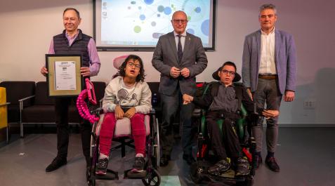 Colegio Isterria Desde la izda.: José Ángel Andrés (presidente de la Fundación Caja Navarra),Camila Campos (alumna de Isterria), Carlos Gimeno (consejero de Educación del Gobierno de Navarra), Xabier Andueza (alumno de Isterria) y José Andrés Burguete (director de Isterria