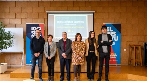 LA NUEVA ASOCIACIÓN. De izquierda a derecha: Luis Andía (director del IES Barañáin), María Jesus Gastesi (directora del IES Plaza de la Cruz), Gil Sevillano (Director General de Educación), María José Olloqui (directora del IES Ribera del Arga), Alicia Marín (directora del IES Valle del Ebro) y Pablo Ijalba (IES Valle del Ebro e impulsor del proyecto)