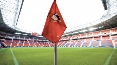 El Sadar antes de la Copa Un banderín, con el escudo de Osasuna bordado, en una de las esquinas del estadio de El Sadar.
