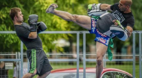 Ion Rodríguez, navarro referente en la disciplina de muaythai dirige las instalaciones de Fitbox Barañáin, situadas en la nave número 5 del Polígono Ronda Barañáin.