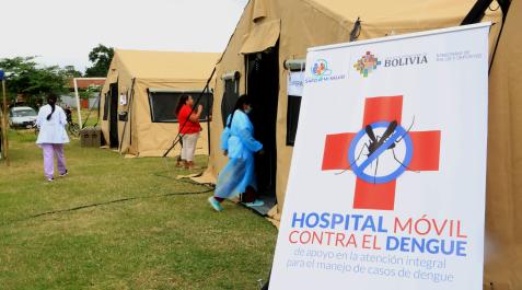 Grupos de personas buscan atención médica hoy, en un hospital móvil contra el dengue instalado en el barrio Plan 3.000 de Santa Cruz (Bolivia) Grupos de personas buscan atención médica hoy, en un hospital móvil contra el dengue instalado en el barrio Plan 3.000 de Santa Cruz (Bolivia)