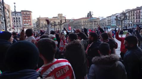 Aficiones del Athletic de Bilbao y Osasuna confraternizan en las calles de lo Viejo antes del partido. MARÍA VALLEJO