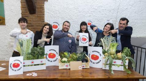 2023P_ DE IZDA. (36925266) De izda. a dcha., los miembros de la Cofradía del Tomate Feo de Tudela Alfonso y Andrea Arregui Lavín, Luis Salcedo Irala, Cristina Bonil Valenzuela (autora del logo ganador), Andrea Barral Lucas y Moncho Díez Díez