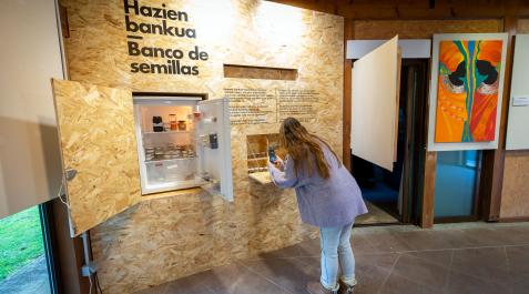 MCP El Semillero febrero 2023 Una persona inspecciona el Banco de Semillas en Mendillorri.