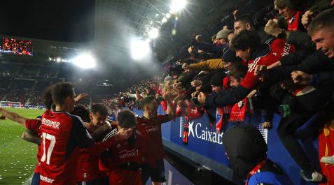 Los futbolistas de Osasuna celebran el tanto de Abde con la grada Los futbolistas de Osasuna celebran el tanto de Abde con la grada