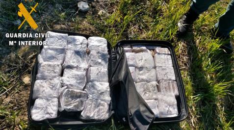 Maleta con los 28 kilos de hachís que transportaban en un vehículo Maleta con los 28 kilos de hachís que transportaban en un vehículo