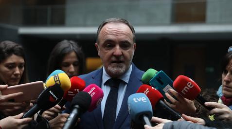Javier Esparza atiende a los medios de comunicación Javier Esparza atiende a los medios de comunicación