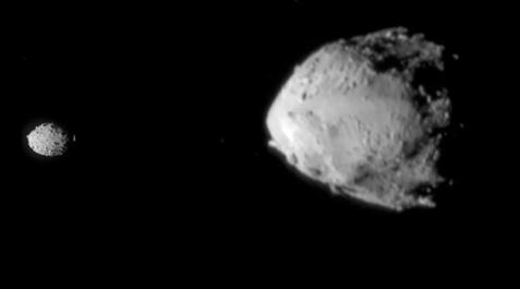 Misión DART Dimorphos (a la izquierda), una pequeña luna de asteroide, orbita alrededor de un asteroide mayor llamado Didymos (a la derecha)
NASA/JOHNS HOPKINS APL.
01/03/2023