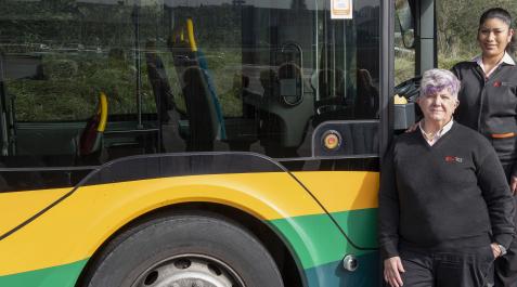 Villavesa Azucena Mercero Muniáin, izquierda, y Deici Merino Jiménez, conductoras del transporte urbano comarcal.