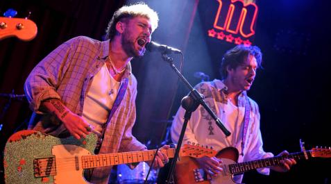 Dani Fernández, a la izquierda, en uno de los conciertos de su gira Dani Fernández