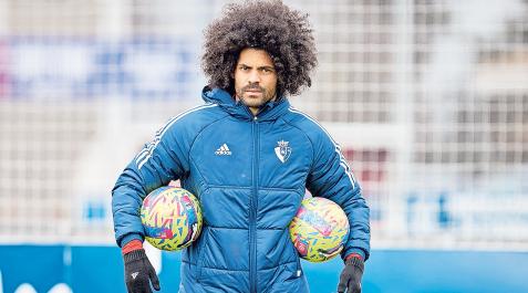 Aridane entrenando Aridane sujeta dos balones en la sesión posterior a la semifinal ante el Athletic.