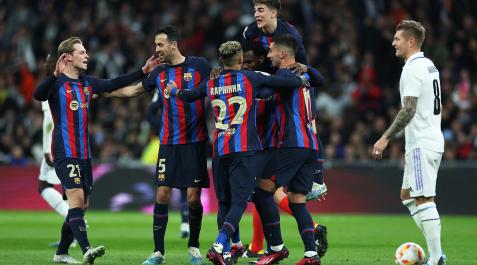 Los jugadores dle Barça celebran el tanto de Kessié ante la desolación de Tony Kroos.