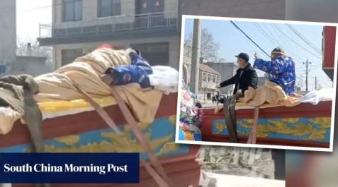 Un anciano chino finge su funeral en vida para saber cómo será Un anciano chino finge su funeral en vida para saber cómo será