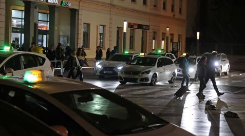 Taxi Taxistas y viajeros en la estación de tren de Pamplona el jueves a las 20.15 horas. Nadie optó por el taxi para desplazarse.