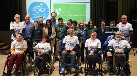 Estudiantes y peregrinos de Discamino de Santiago, juntos, en el colegio Teresianas Estudiantes y peregrinos de Discamino de Santiago, juntos, en el colegio Teresianas