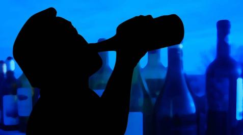 Una persona consume alcohol