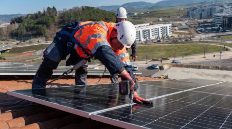 La cubierta del seminario de Pamplona tiene una instalación de placas solares de SPIE de 100 kW La cubierta del seminario de Pamplona tiene una instalación de placas solares de SPIE de 100 kW