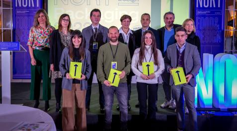 En primera fila, los premiados, de izda a dcha: Estíbaliz Gorospe, Axlor Elortza, Ana Estornés y Ricardo Moreno. Detrás, de izda a dcha: Alicia Nicolas, directora comercial Diario de Navarra; Beatriz Preciado, de Reyno Gourmet; el consejero Mikel Irujo, En primera fila, los premiados, de izda a dcha: Estíbaliz Gorospe, Axlor Elortza, Ana Estornés y Ricardo Moreno. Detrás, de izda a dcha: Alicia Nicolas, directora comercial Diario de Navarra; Beatriz Preciado, de Reyno Gourmet; el consejero Mikel Irujo, la concejala Ana Elizalde, José Manuel Ballero, de Promach; Carlos Rodríguez, de ANAPEH; e Icíar Sauleda, de Nort Experience. Jata también entregó uno de los premios