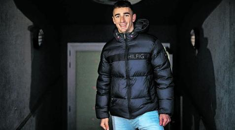 Un sonriente Aimar Collante posa en la entrada al Estadio Municipal Valle de Aranguren antes de entrenar el jueves Un sonriente Aimar Collante posa en la entrada al Estadio Municipal Valle de Aranguren antes de entrenar el jueves