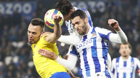 Mikel Merino y Gonzalo Escalante pelean por un balón aéreo durante el encuentro