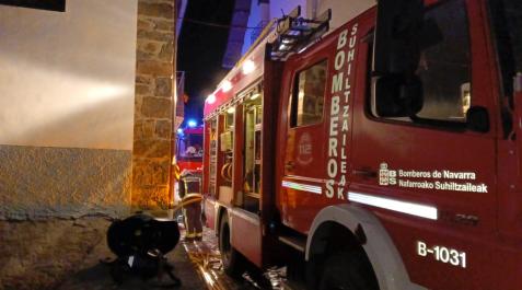 Imagen del camión del bomberos desplazado hasta la casa rural de Isaba incendiada Imagen del camión del bomberos desplazado hasta la casa rural de Isaba incendiada
