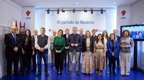 Javier Esparza, en el centro, con los 15 candidatos a los ayuntamiento de la Comarca de Pamplona Javier Esparza, en el centro, con los 15 candidatos a los ayuntamiento de la Comarca de Pamplona