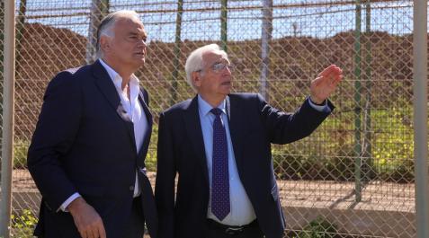 Esteban González Pons, y el presidente del PP de Melilla, Juan José Imbroda El portavoz del Partido Popular Europeo, Esteban González Pons, y el presidente del PP de Melilla, Juan José Imbroda, durante una visita a la valla que separa la ciudad autónoma de Marruecos