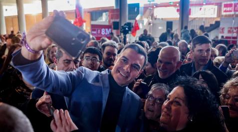 Pedro Sánchez Pedro Sánchez se hace una fotografía con varias personas durante un acto que conmemora el Día Internacional de la Mujer, 8M, en el Pabellón de Convenciones de la Casa de Campo