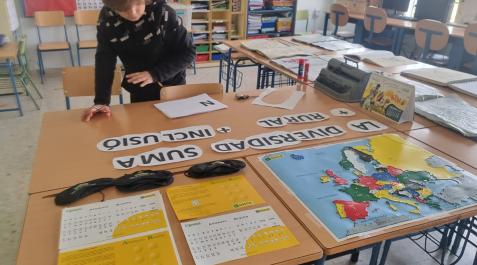 Uno de los escolares trabaja en la confección de uno de los mensajes para la campaña de la ONCE Uno de los escolares trabaja en la confección de uno de los mensajes para la campaña de la ONCE
