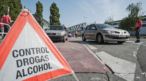 Agentes de Policía Foral realizan un control de alcohol y drogas a conductores a su paso por Cordovilla Agentes de Policía Foral realizan un control de alcohol y drogas a conductores a su paso por Cordovilla