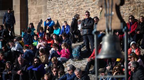 Se bandeó una campana en el altar habilitado en la explanada del castillo.