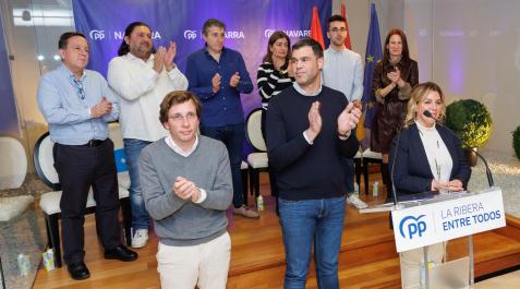 CON LOS CANDIDATOS En primera fila, de izquierda a derecha, José Luis Martínez-Almeida, Javier García y Amelia Salanueva. Detrás, y también de izda. a dcha., los candidatos a la alcaldía por el PP Manuel Leal (Murchante), Blas Antonio Lorente (Ribaforada) CON LOS CANDIDATOS En primera fila, de izquierda a derecha, José Luis Martínez-Almeida, Javier García y Amelia Salanueva. Detrás, y también de izda. a dcha., los candidatos a la alcaldía por el PP Manuel Leal (Murchante), Blas Antonio Lorente (Ribaforada), Alberto Catalán (Corella), Ana Belén Escribano (San Adrián), Marcos Navascués (Cintruénigo) e Irene Royo (Tudela)